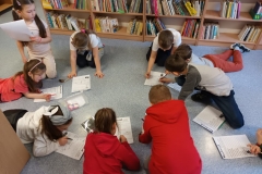Wielkanocne wykreślanki w bibliotece